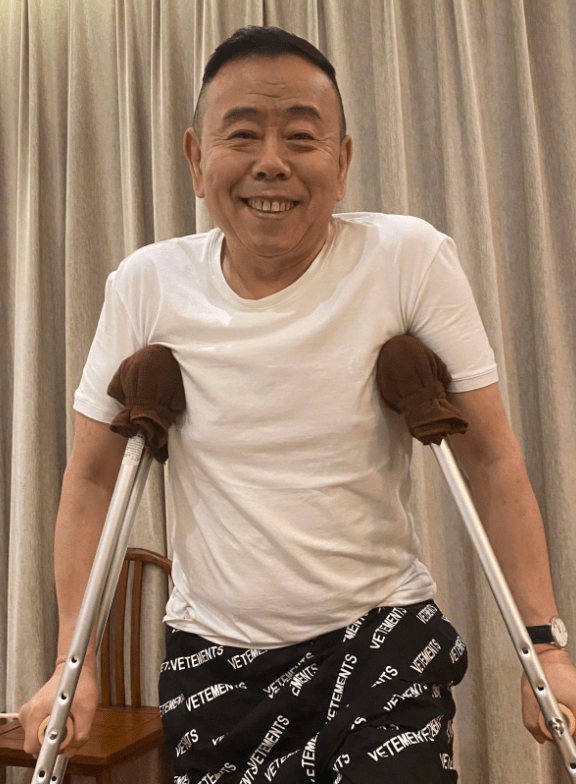 艺术家潘长江疑似住院,身穿病号服神志不清,此前因卖假酒上热搜_因为