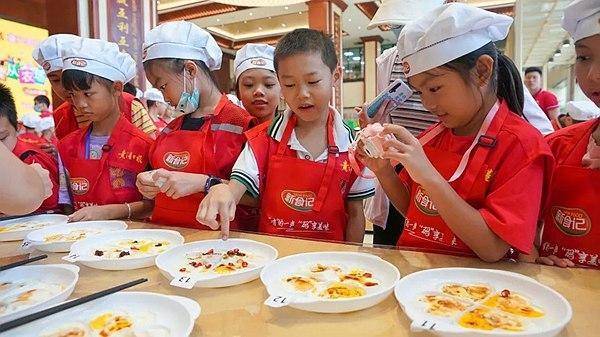 30名小记者走进扬翔,轻松做小厨师_生活_智能_公司