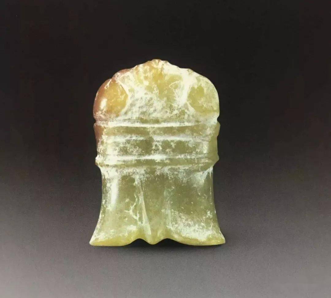 玉料为黄绿色,蝉左目和口部有枣红色沁.