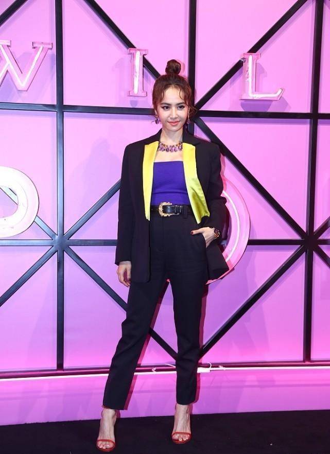 蔡依林穿西装配时尚内搭,薄薄透透挺抢镜,女王气质真没咋变_女性_感觉