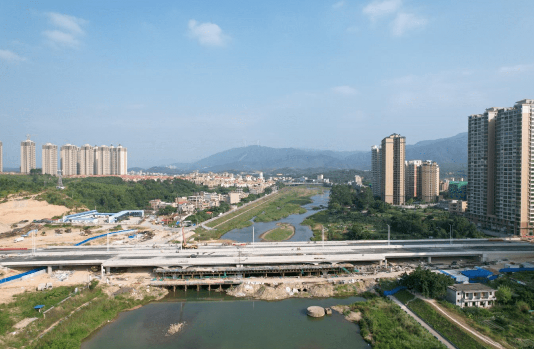 龙凤大桥佛冈县龙凤大道建设项目生产经理 农承乐:目前,龙凤大道