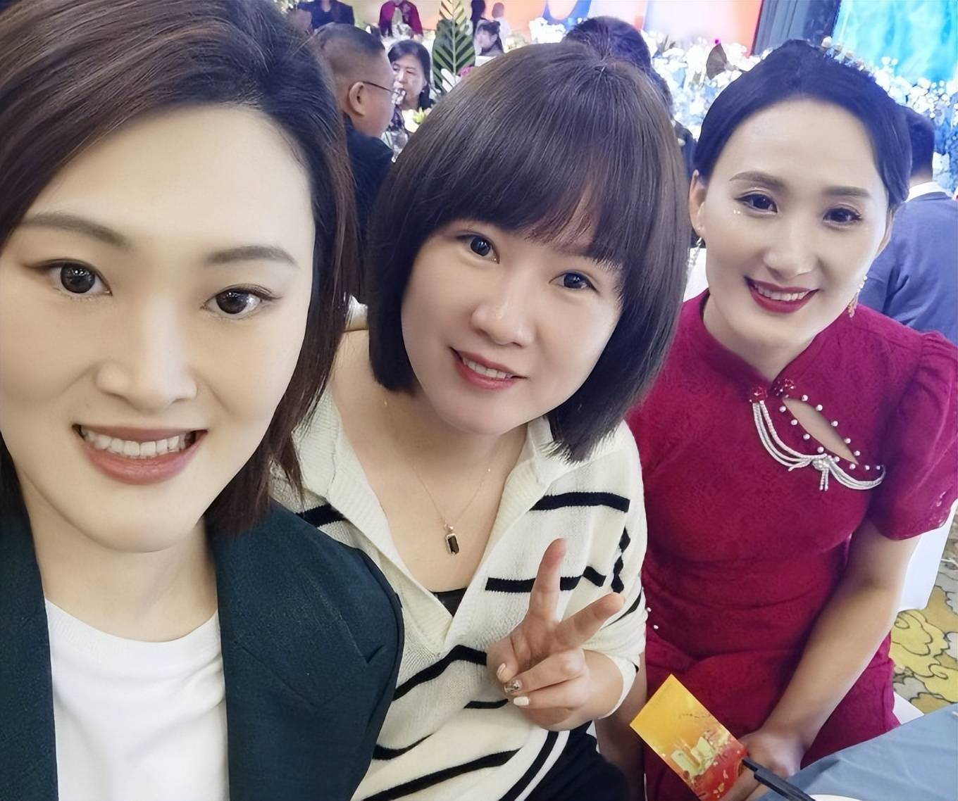 王一梅身穿西装出席,短发气质佳,男友浮现_李曼_个人_中国女排