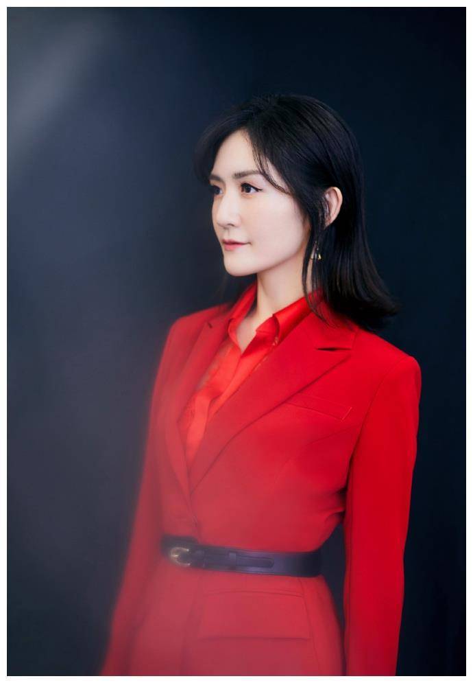 谢娜一袭红裙主持《我要上春晚》, 外搭中国红西装,气质更出众_漂亮