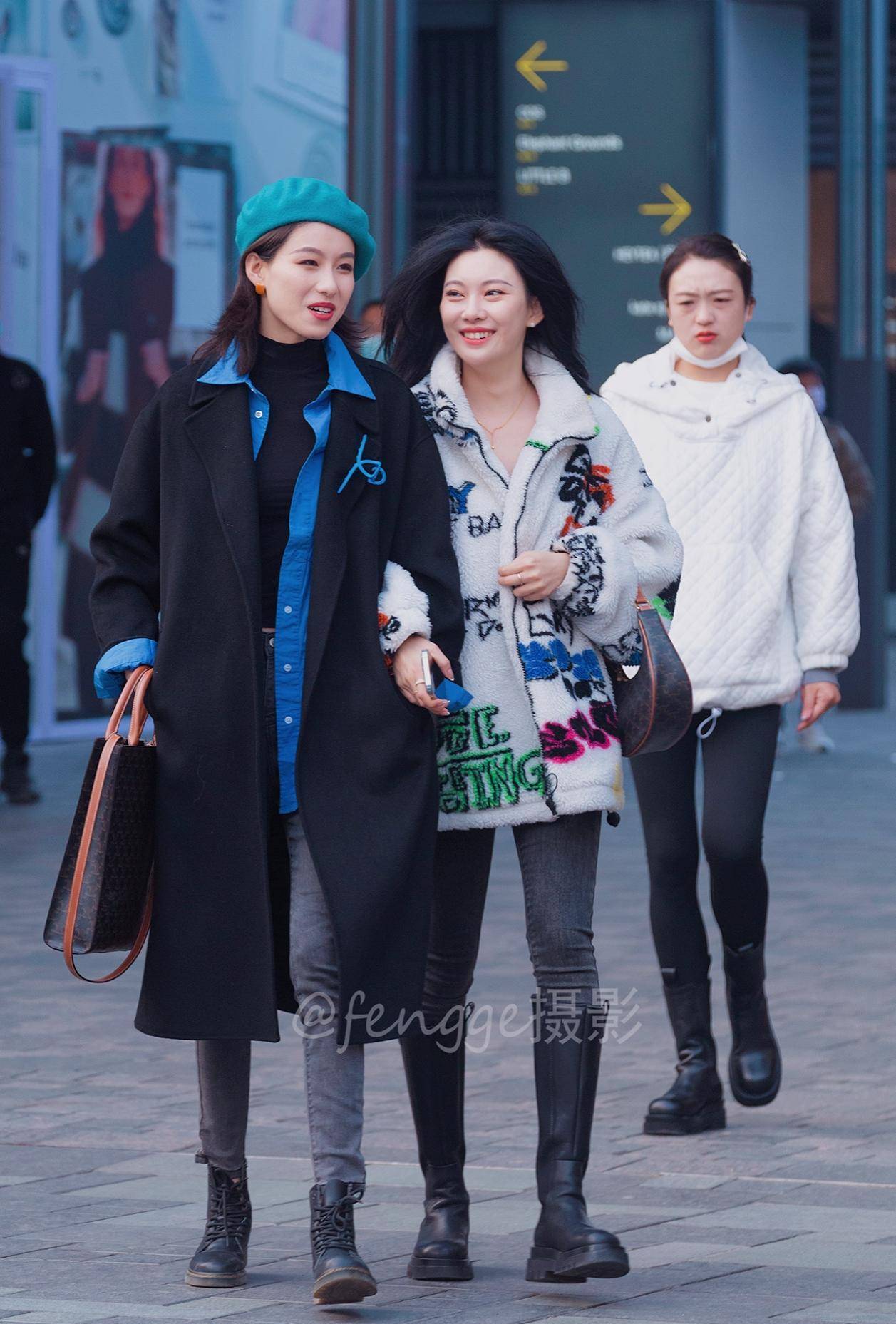 街拍:气质好闺蜜同穿紧身裤配皮靴,笑容甜美气质棒_时尚_外套_走边