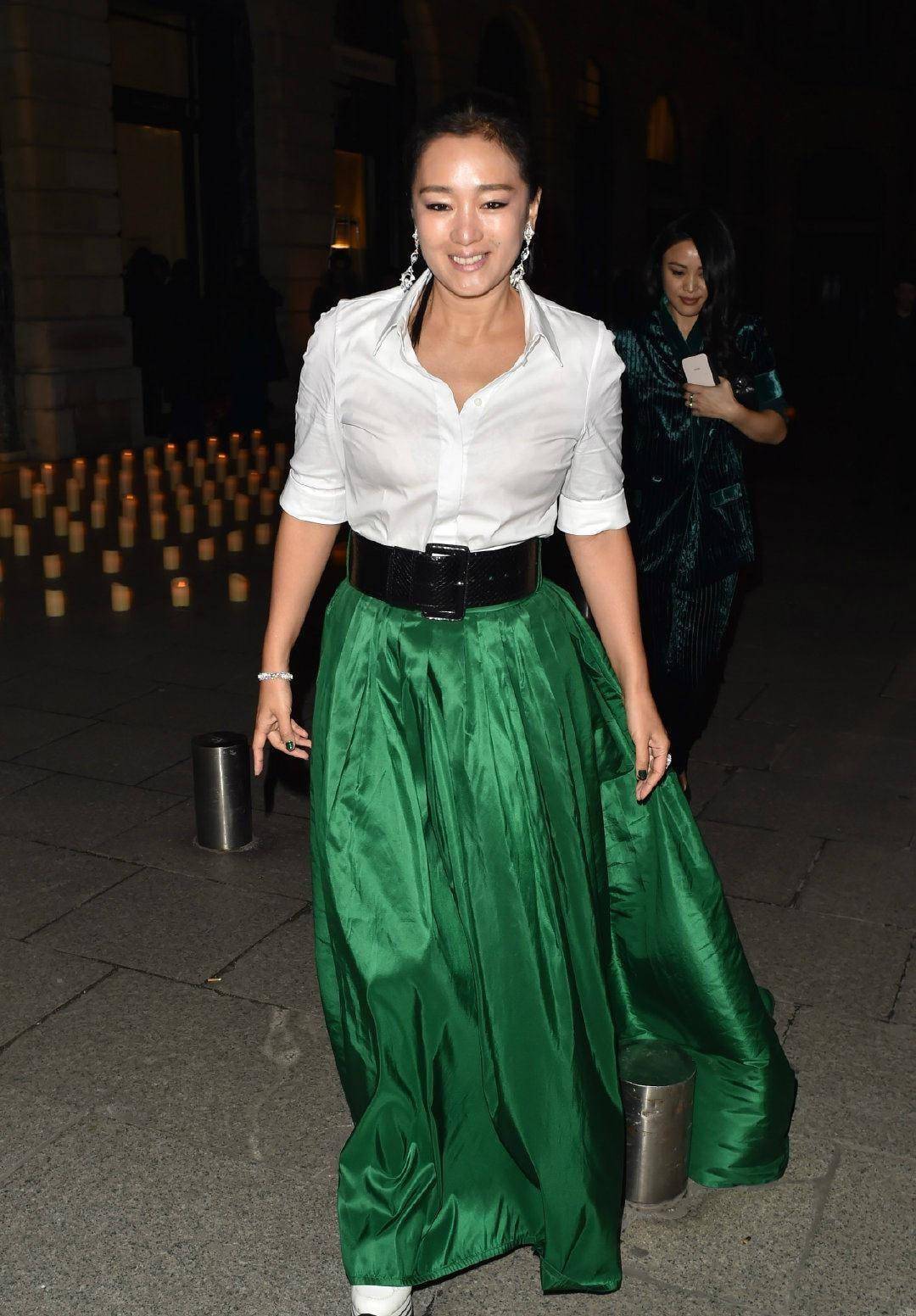 巩俐中年发福,穿吊带裙露出拜拜肉,膀大腰圆好真实的大妈身材!