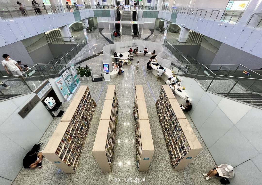 广州番禺有个巨无霸地铁站，站内藏了个免费图书馆，游客：好贴心