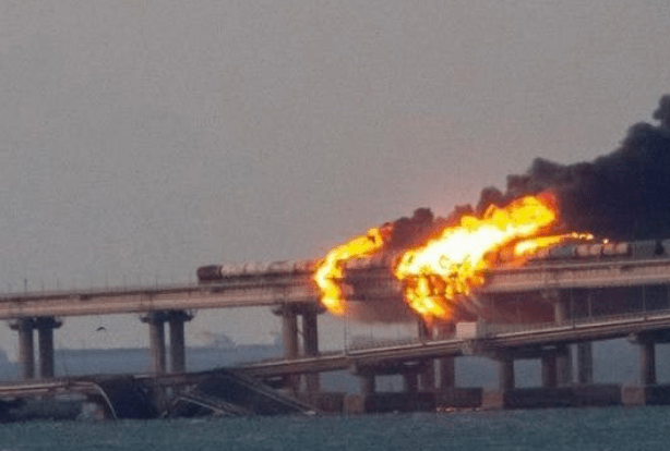 俄媒： 一辆燃料罐车在克里米亚大桥起火 目前正在灭火