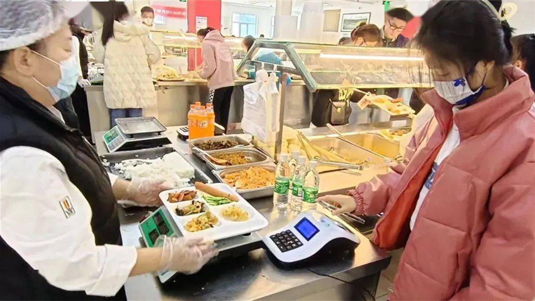 呼伦贝尔学院:疫情防控有温度_校园_食堂_进行