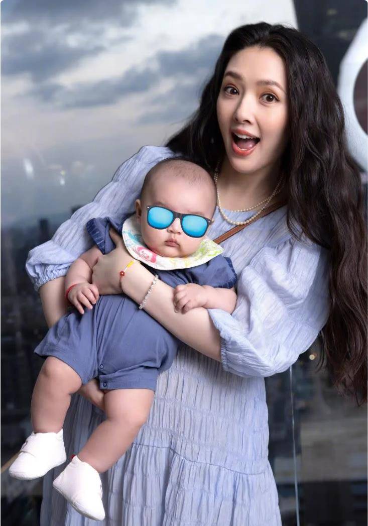 画面中,郭碧婷抱着出生不久的小儿子入镜,婴儿肉肉的双脚十分抢眼.