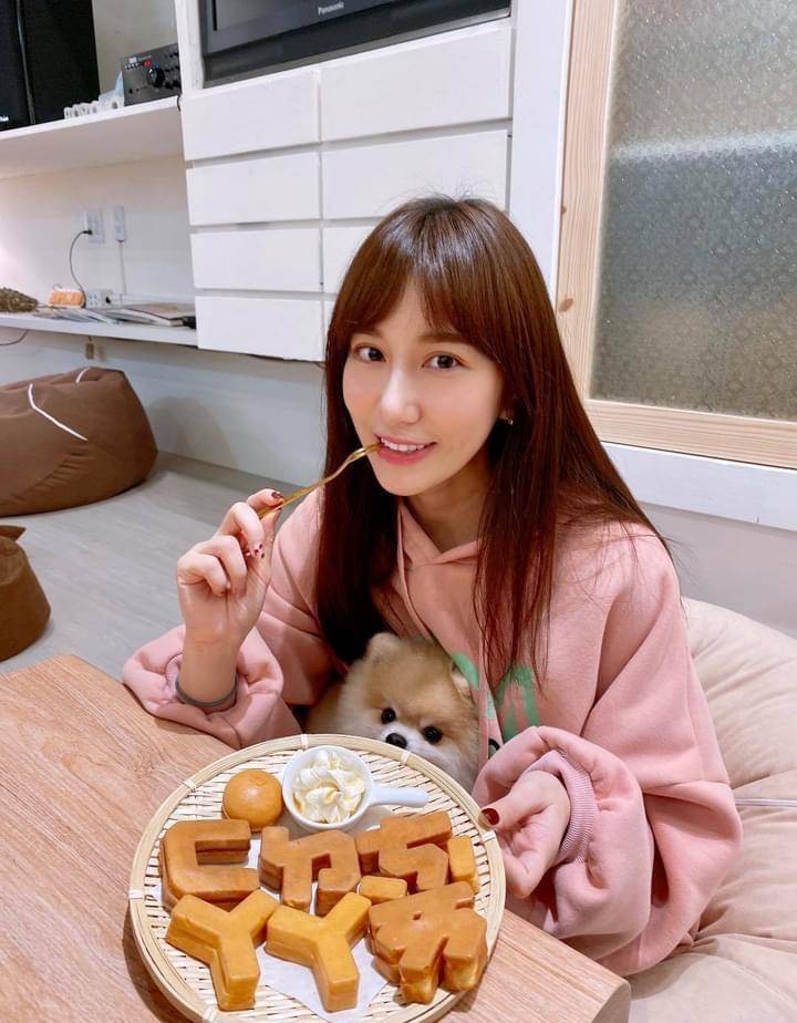 台湾女星黄暐婷自曝,在公交车上遇到色狼抓大腿,被吓傻对方逃跑_apple