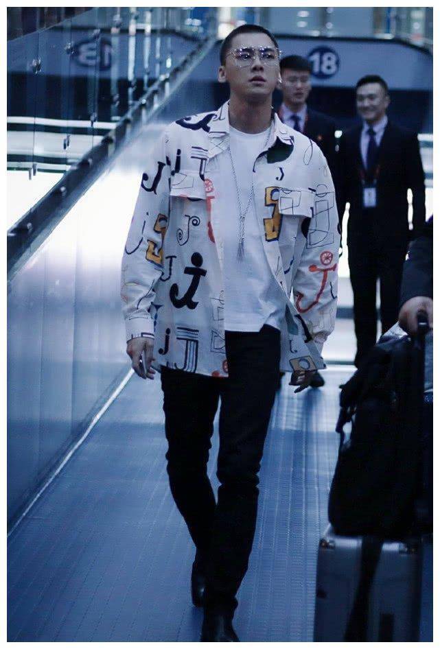 有种"整容"叫李易峰剃寸头,本以为驾驭不住,没想到帅到不敢认_李亦峰