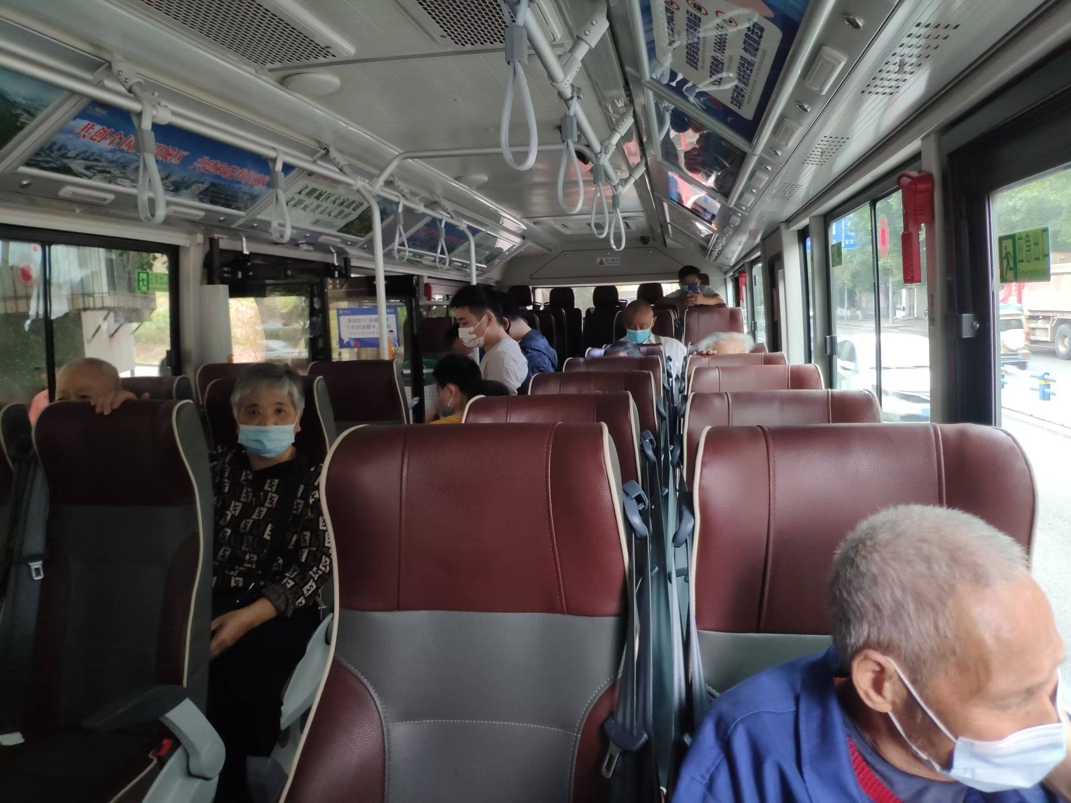 重庆现豪华公交车:皮革软座椅,空气悬架,内饰堪比轿车