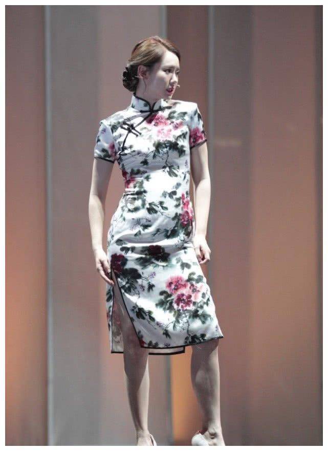 如果说筷子腿才能穿旗袍你错了,戚薇的"冬瓜腿"也可以,贼迷人_魅力_穿