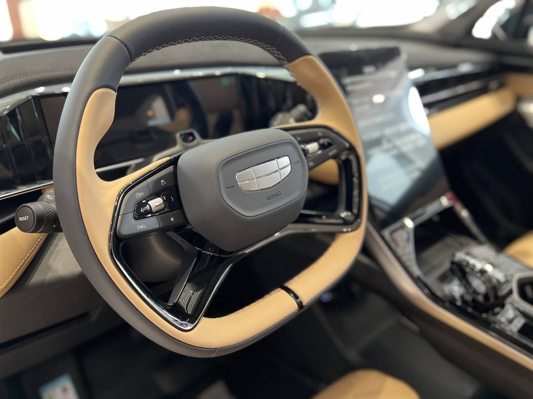 吉利博越l全系拥有l2级智能驾驶辅助系统,540°上帝之眼透明底盘,手机