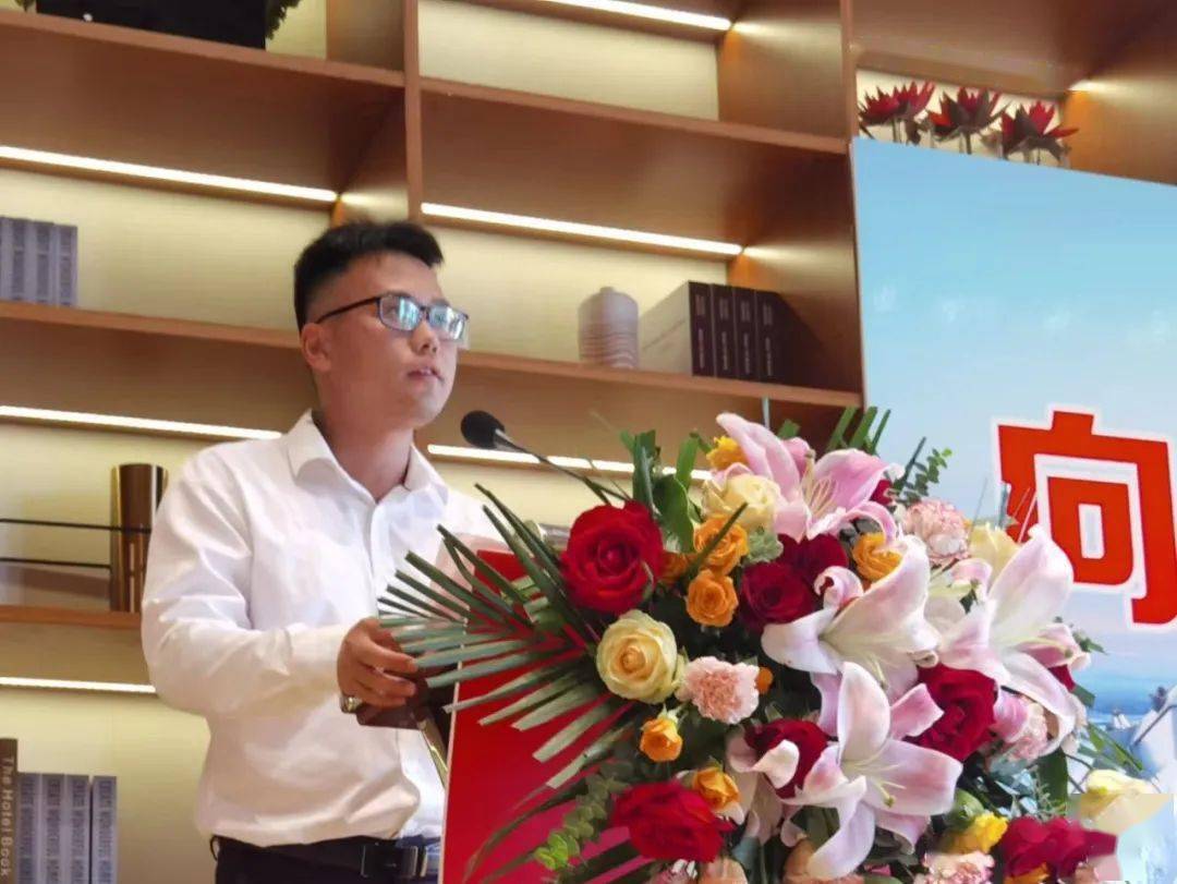 青年突击队代表,灵山县沙坪镇团委书记 黄达圆尊敬的各位领导,同志们