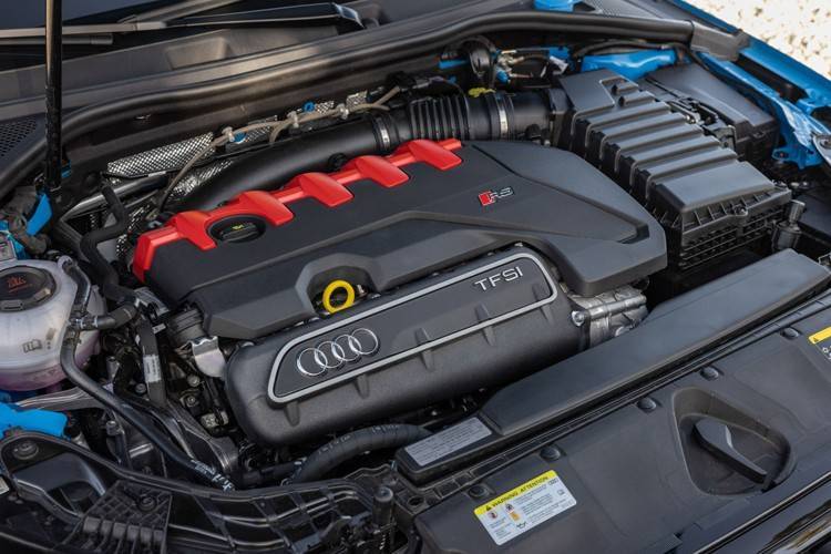 至于数据方面,现款rs 3搭载的ea855发动机采用歧管电喷 缸内直喷技术