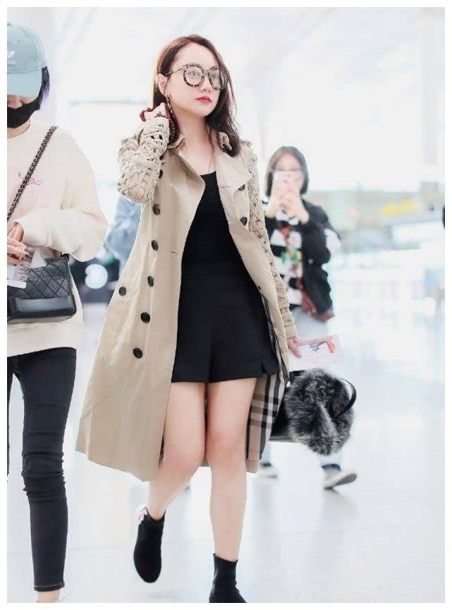 杨蓉越发低调了,穿草莓卫衣搭短裤超普通,女神气质却遮不住_杨勇_白色