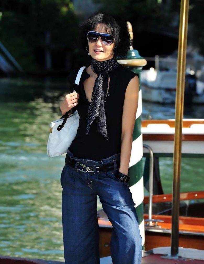 张曼玉会打扮,穿开衫a字裙打造高腰线层次感,不打光都好高级!