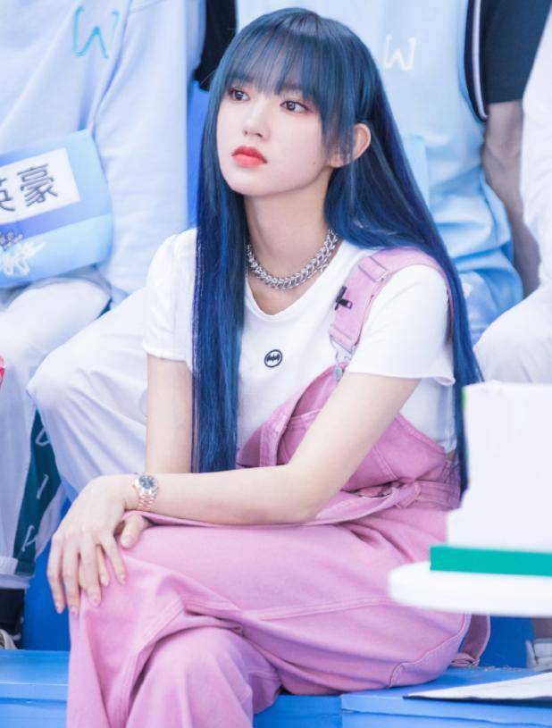 "漫画脸"程潇的导师级别穿搭,成功吸引到我了_时尚_造型_少年之