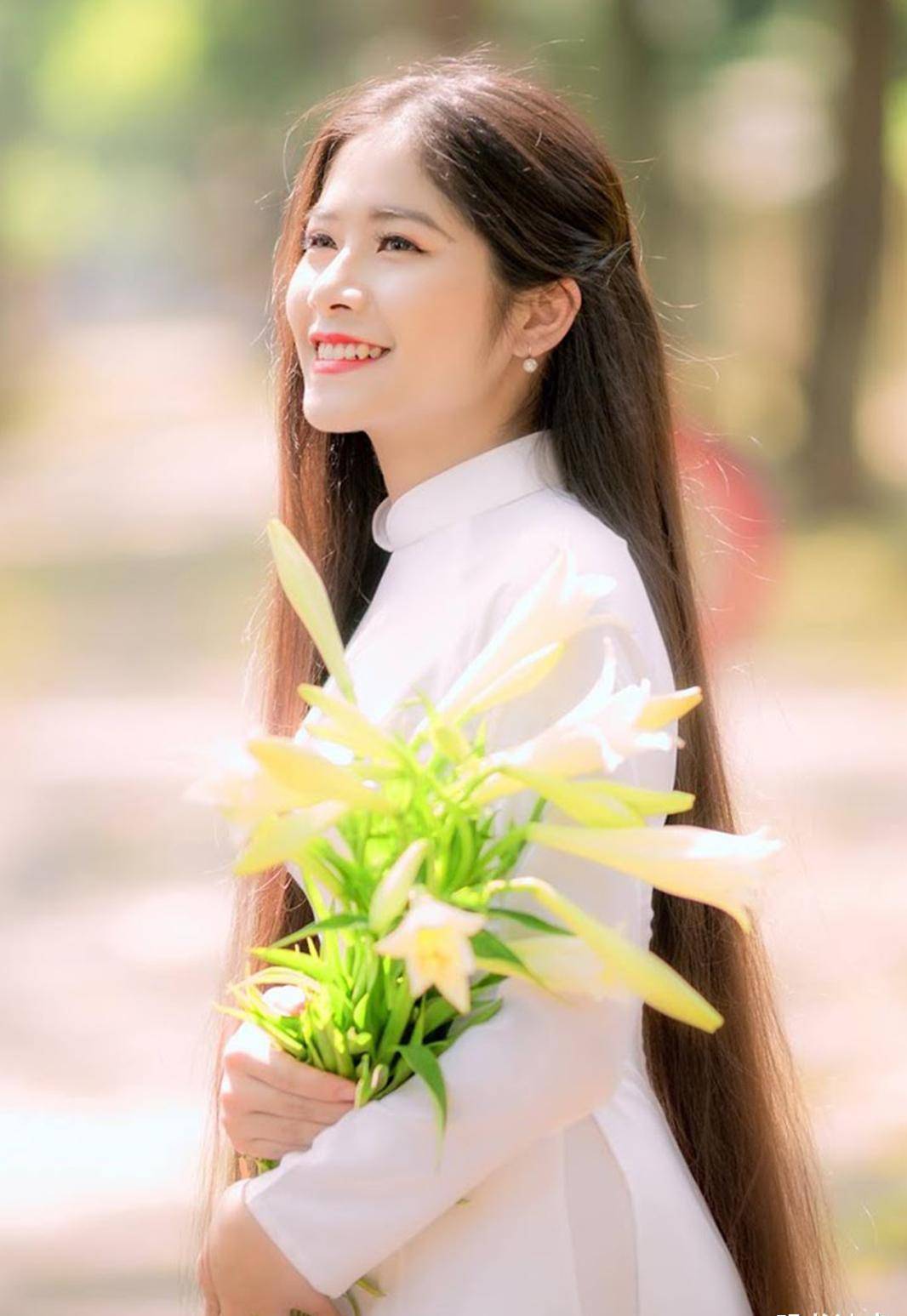 身穿白色奥黛的国外女生,这一头秀丽的长发,早就过腰了