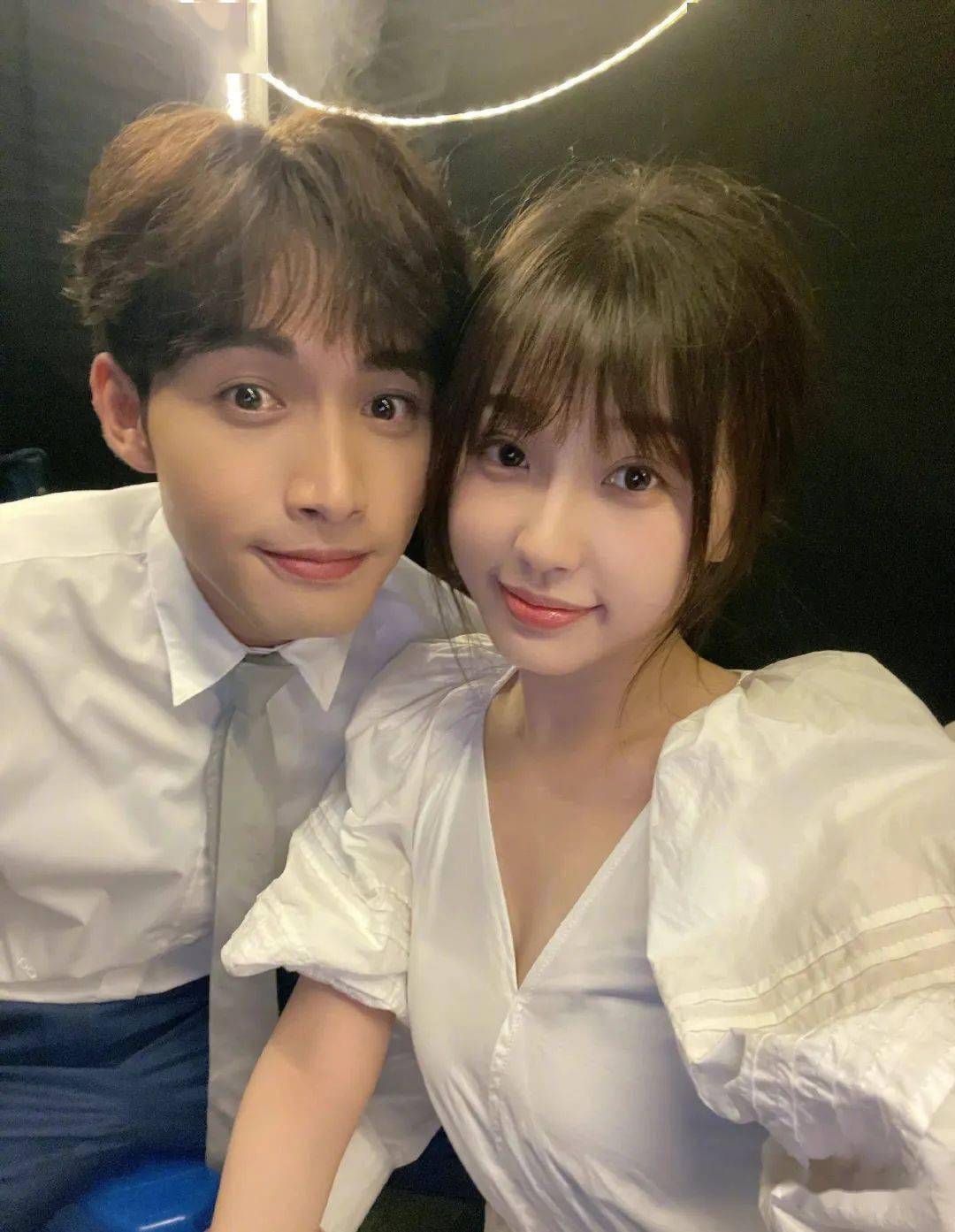 虞书欣张彬彬贴脸自拍好甜蜜 托脸嘟嘴cp感满满_照片_卖萌_来源