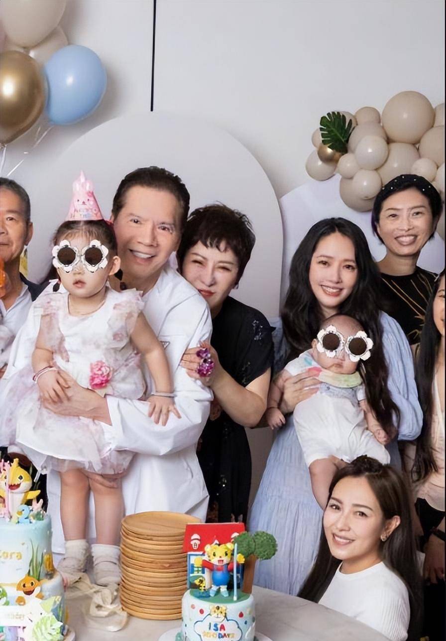 郭碧婷二胎儿子百岁宴,唯独不见向佐,婚变传闻难道是真的?