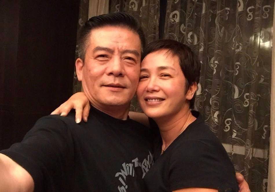 这一次合照可以看到蒋雯丽整个人脸上根本就没有化妆,而且镜头也是