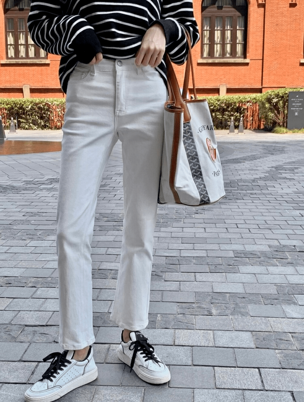 宽松的条纹衬衫也可以穿得很好看,可以搭配裤腿较长的牛仔裤,直筒裤或