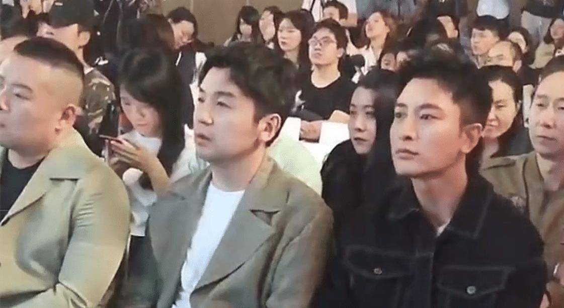 贾乃亮的头也不小啊!你看他坐在雷佳音和岳云鹏身边的对比照片!