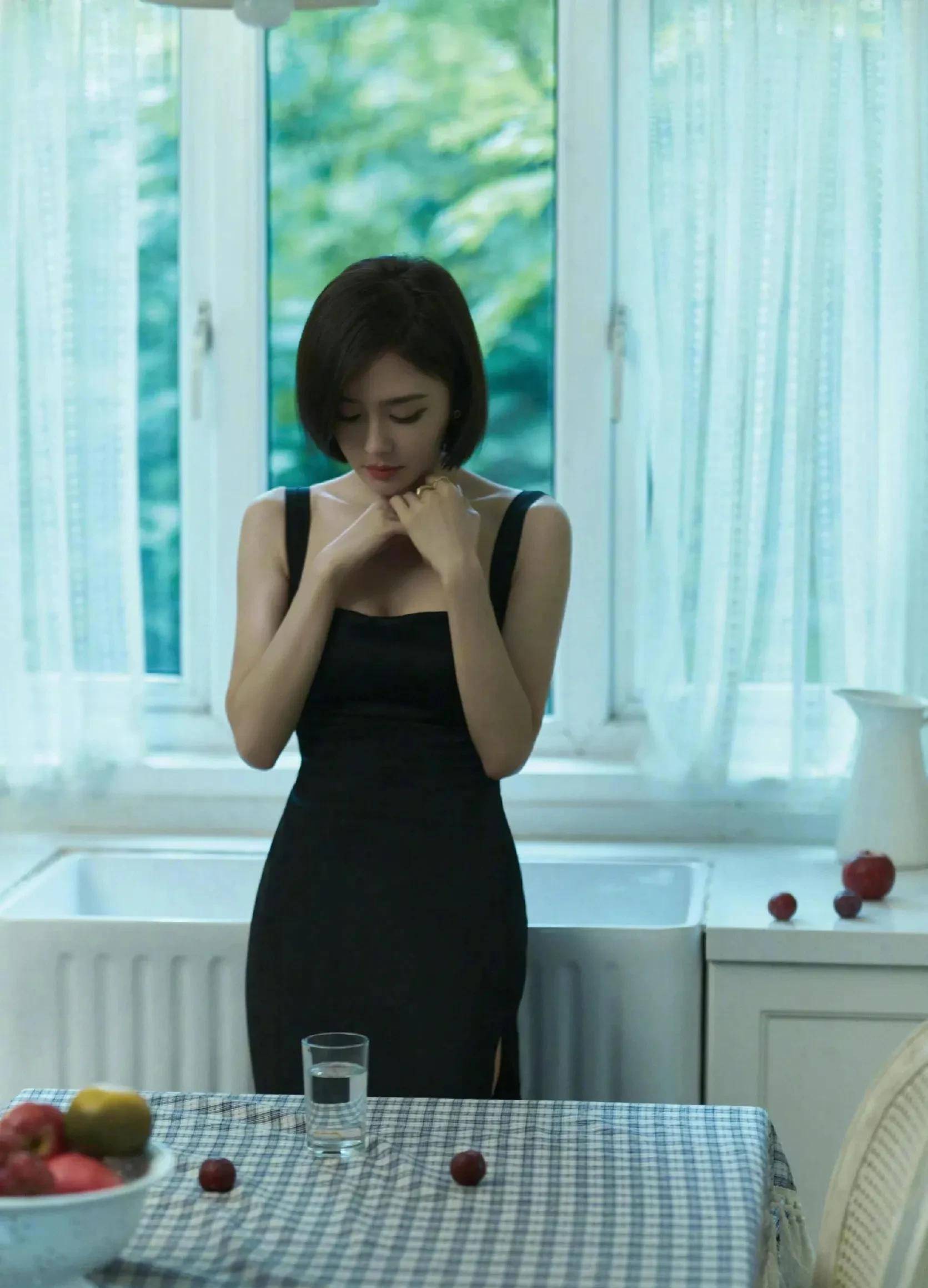 秦岚深夜发写真照片,气质忧郁唯美,网友纷纷惊呼:内娱顶级神颜_微微