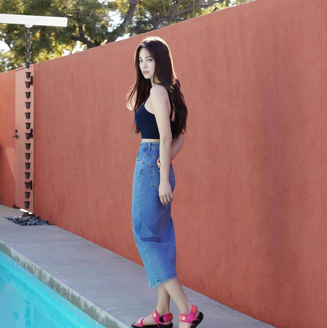 宋慧乔牛仔裙穿出人鱼线,吊带裹出18岁气质,御姐范轻松切换_乔妹_线条