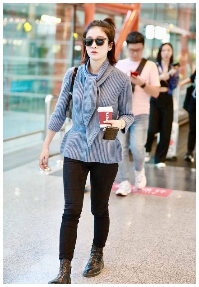 张雪迎出游归来状态好,穿收腰针织衫搭铅笔裤,瘦了不少!