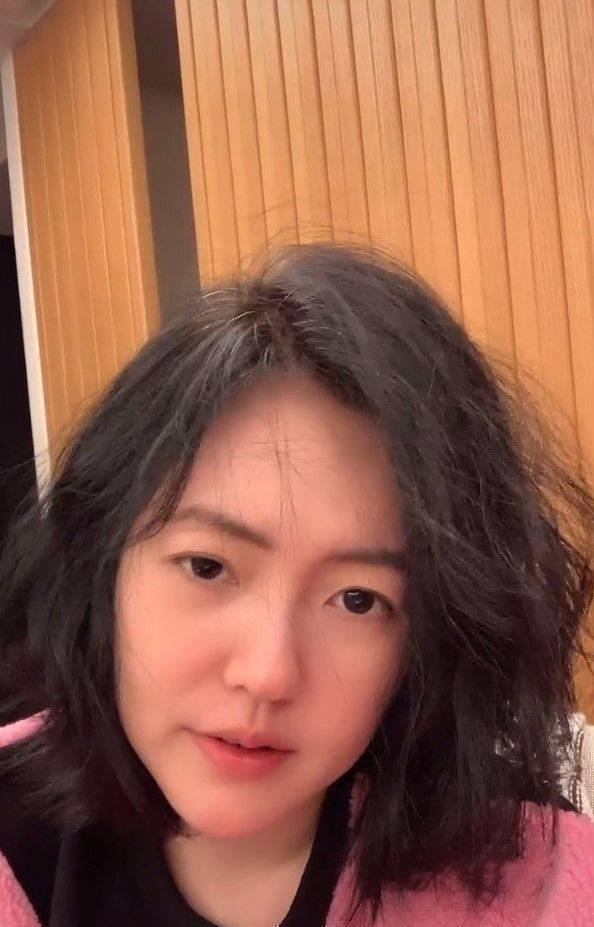 小s坦言接受变老,有了白头发也不染发,素颜有些松垮了!