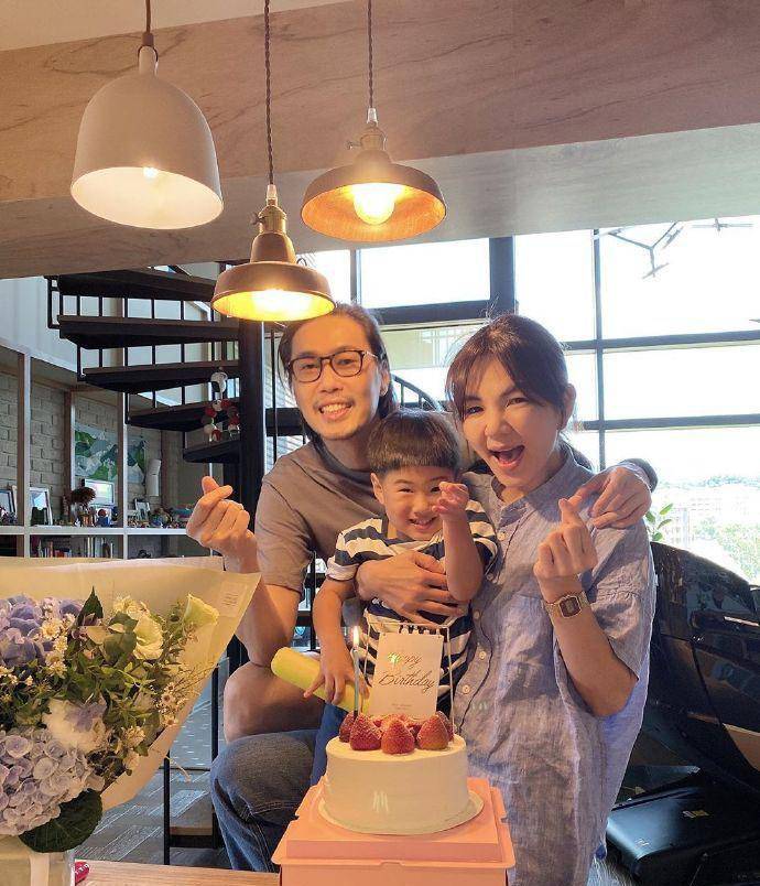 ella陈嘉桦带儿子庆生,素颜穿衬衫面部浮肿,反而真实漂亮_马尾_运动