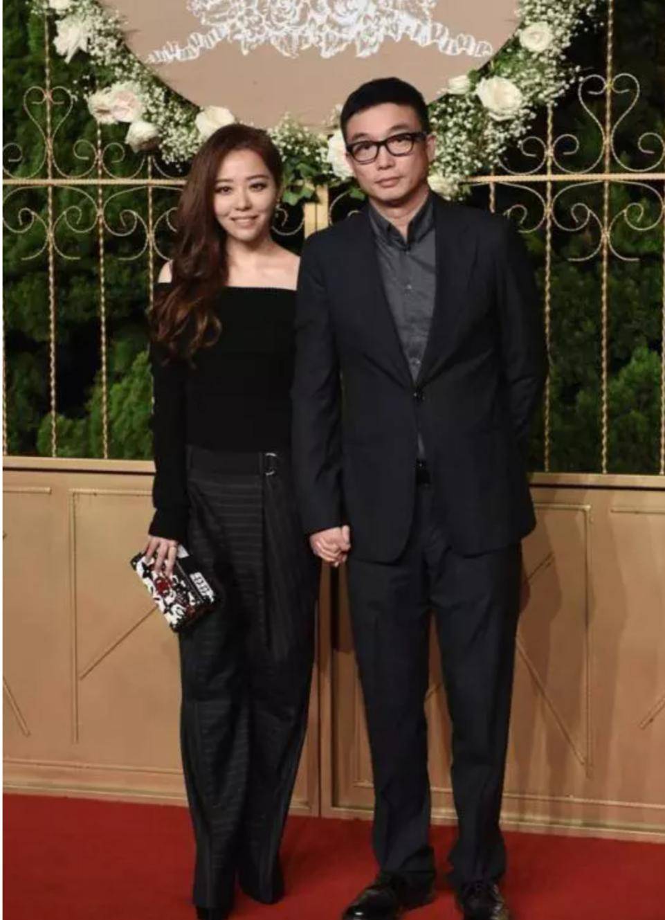 张靓颖38岁生日发庆生照,黑色连衣裙楚楚动人,看起来有点受委屈_冯轲