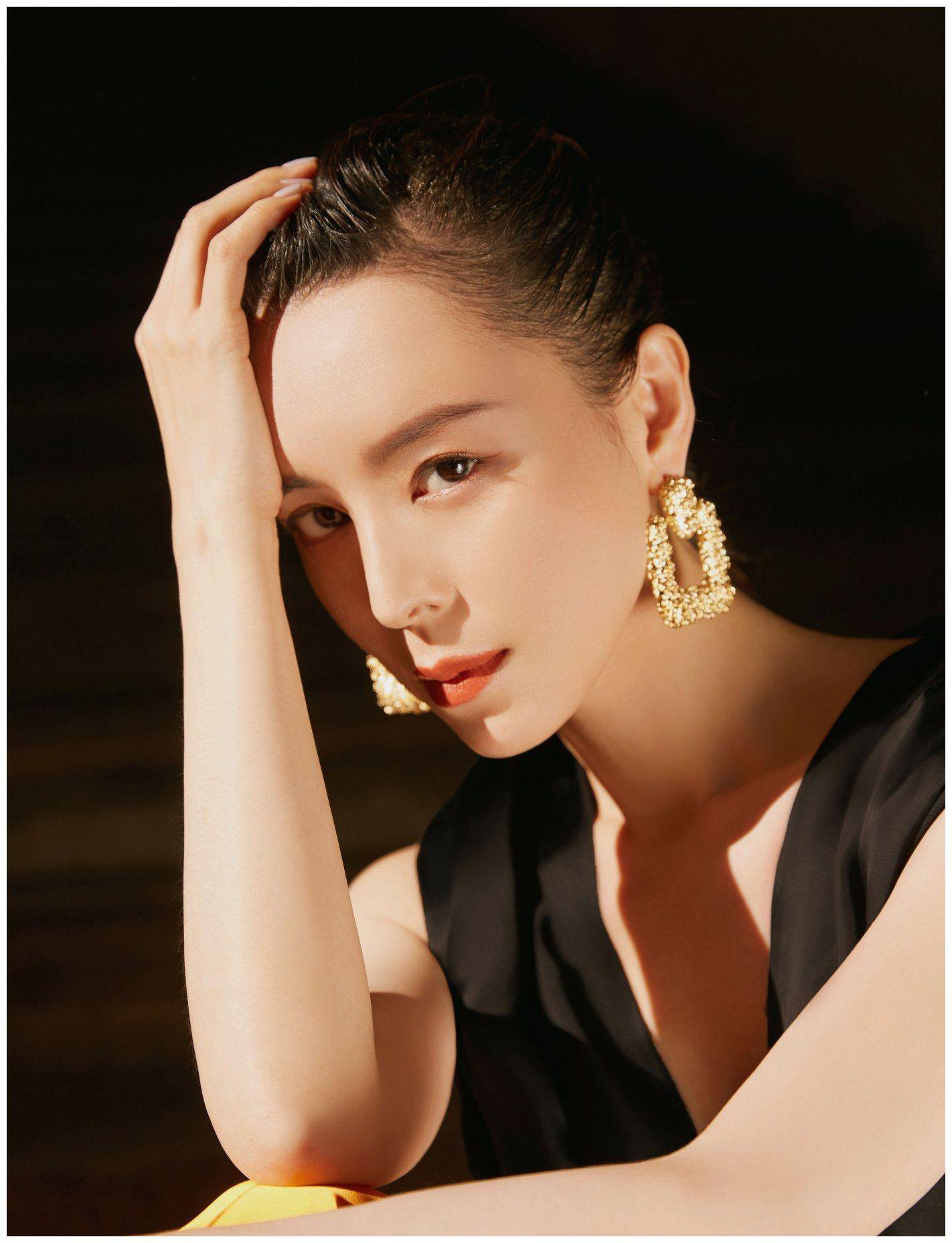 张静初气质真好,一袭黑黄撞色长裙高级性感,身高164也有大气场_张景秋