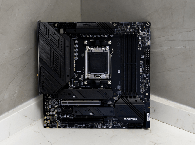 首先规格上b650迫击炮还是m-atx版型,各种机箱兼容性更好.