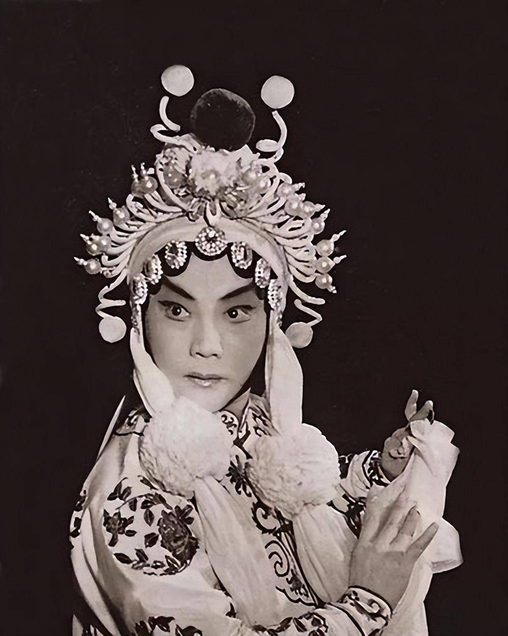 京剧名家赵燕侠:丈夫早逝,59岁再婚,如今94岁依旧热爱京剧!