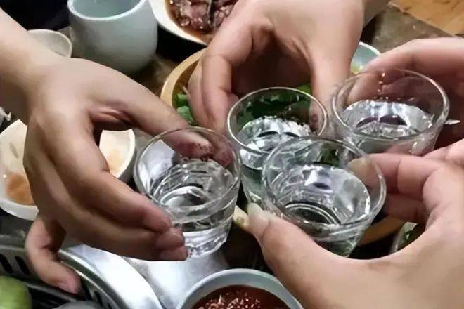 白酒应该怎么喝?有什么注意事项?_酿造_朋友_同学