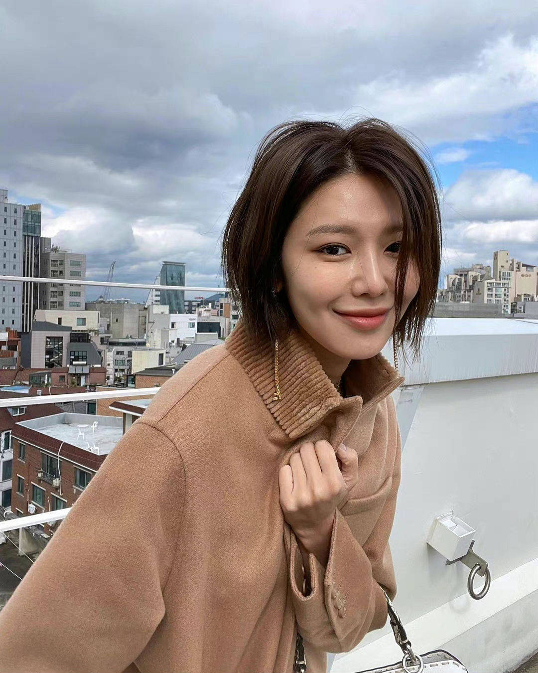 在屋顶上享受秋日阳光的崔秀英,展现出各种表情,炫耀