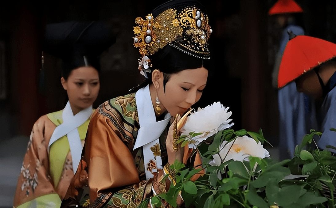 清朝时期,妃子为何会在脖子上佩戴白布条?主要是为了方便皇上