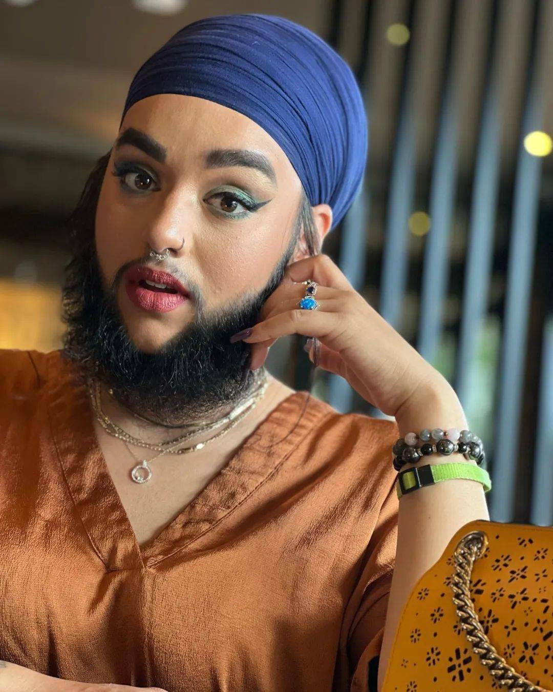 90后少女留胡子当网红却引争议美女你为什么想不开