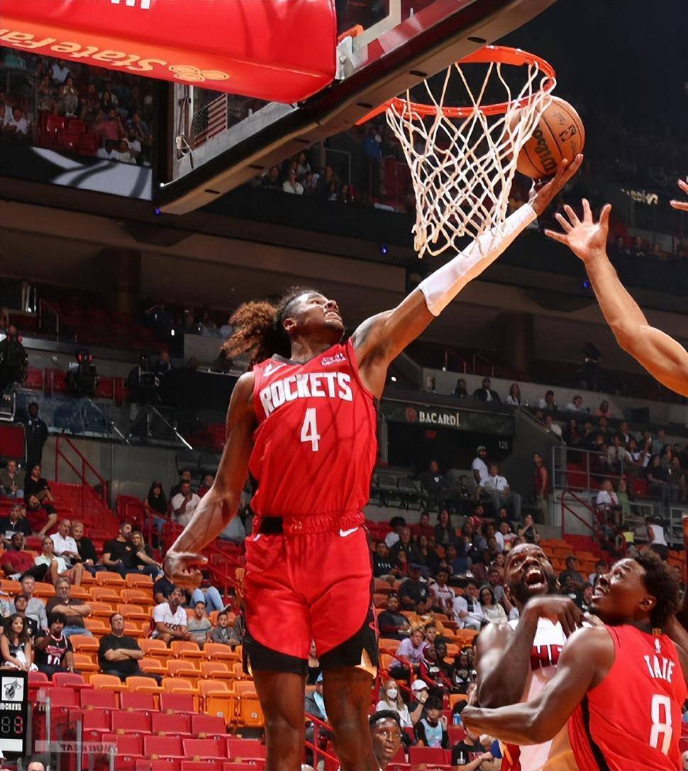 格林强突让戴德蒙赔上犯规,两罚全进.