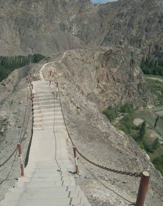 王治员渠城,去长安七千三百里……西南至都护治所四百里南至尉犁百里