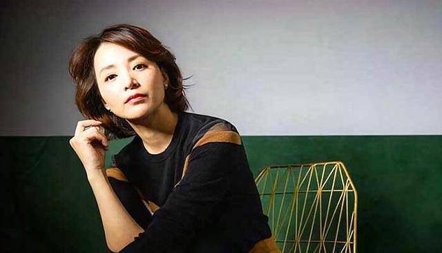 45岁董卿晒素颜照,笑容灿烂风采依旧,网友:身高才是亮点_模样_穿着