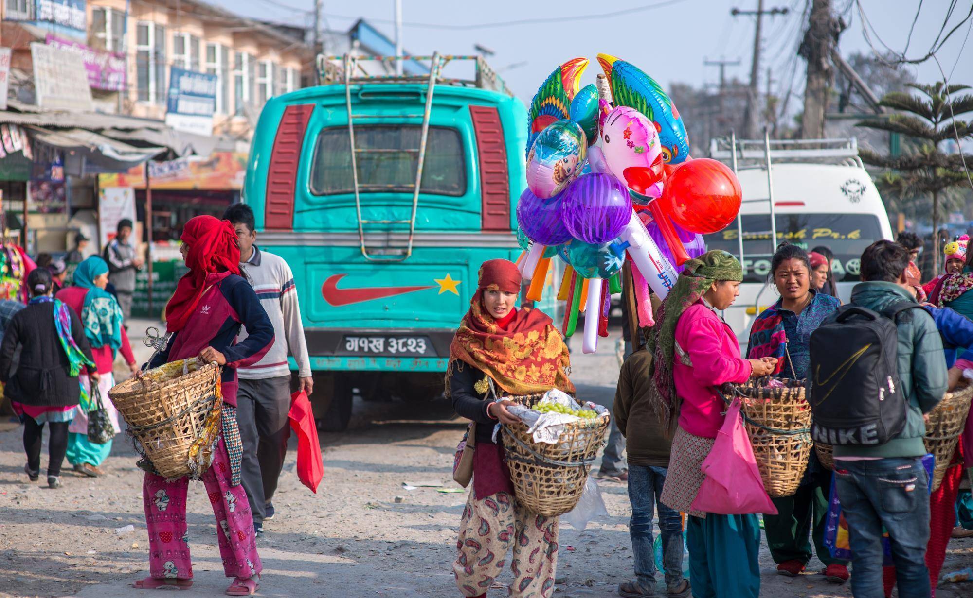 尼泊尔首都加德满都，街头景象如上世纪，12岁男孩摆地摊挣生活费