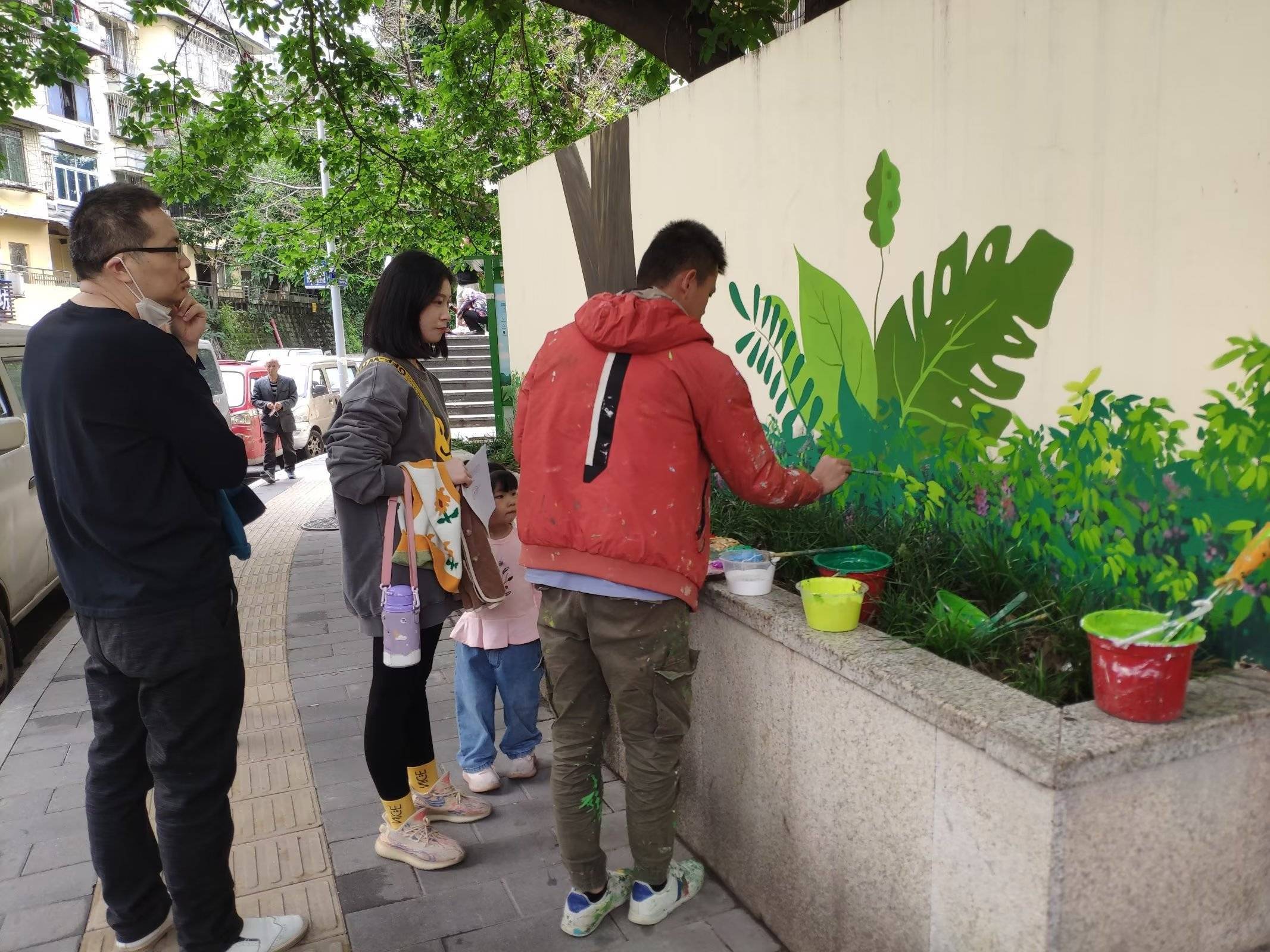 重慶:大學生街頭創作牆體彩繪,藍天白雲花草樹與繪畫巧妙結合_小區