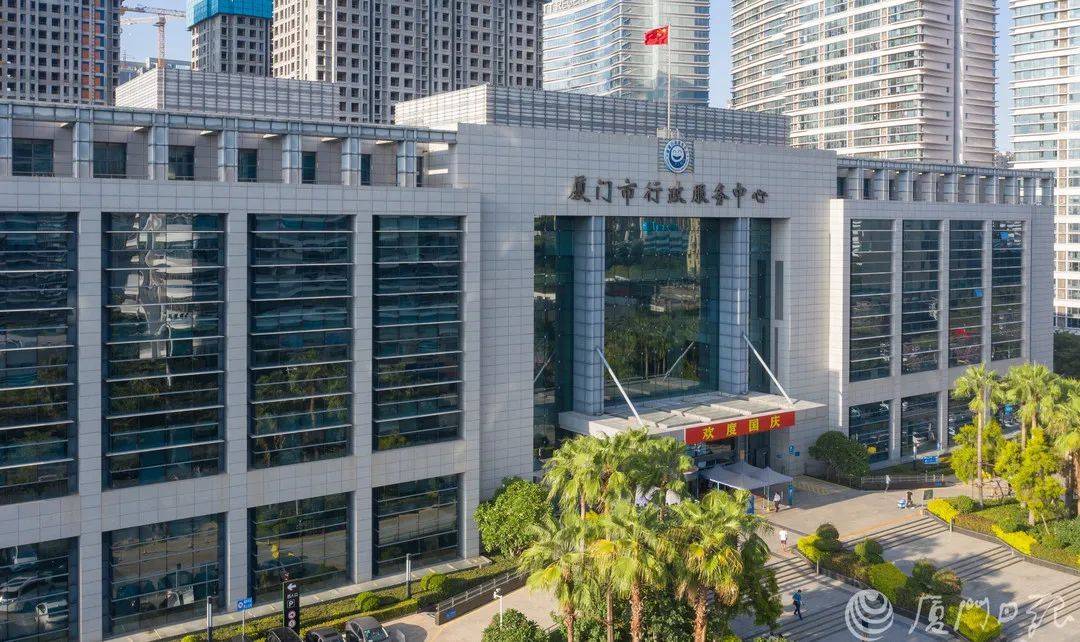 厦门日报新闻大篷车今天开进厦门市行政服务中心为生动展现党的十八大