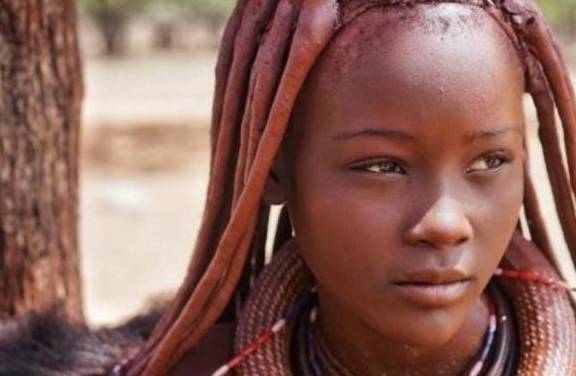 非洲的一个“奇特”部落：男女关系很怪异，女性喜欢在身上涂泥巴