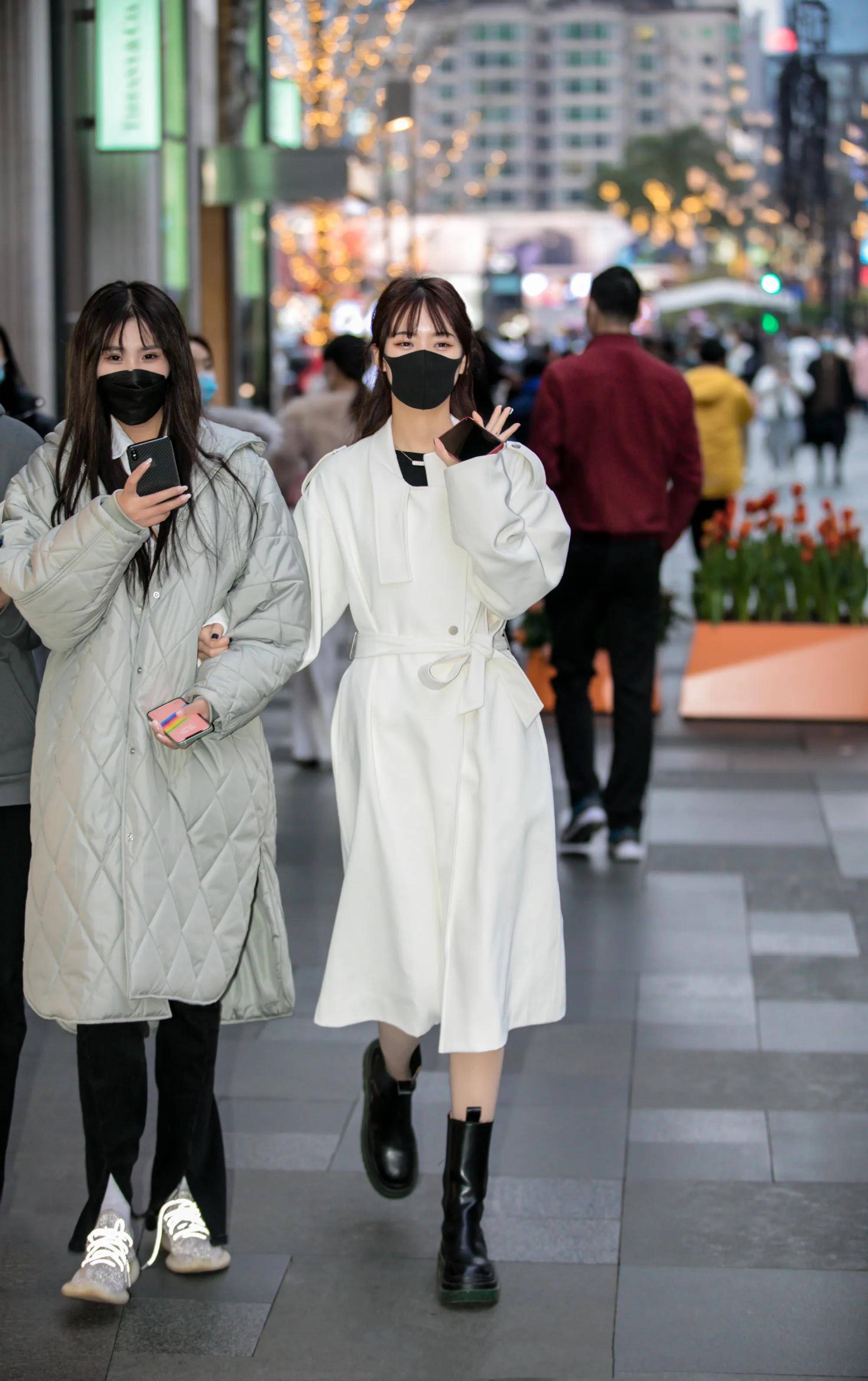 lv托特包onthego中号上身图片鉴赏,闺蜜秋冬逛街怎么搭配?